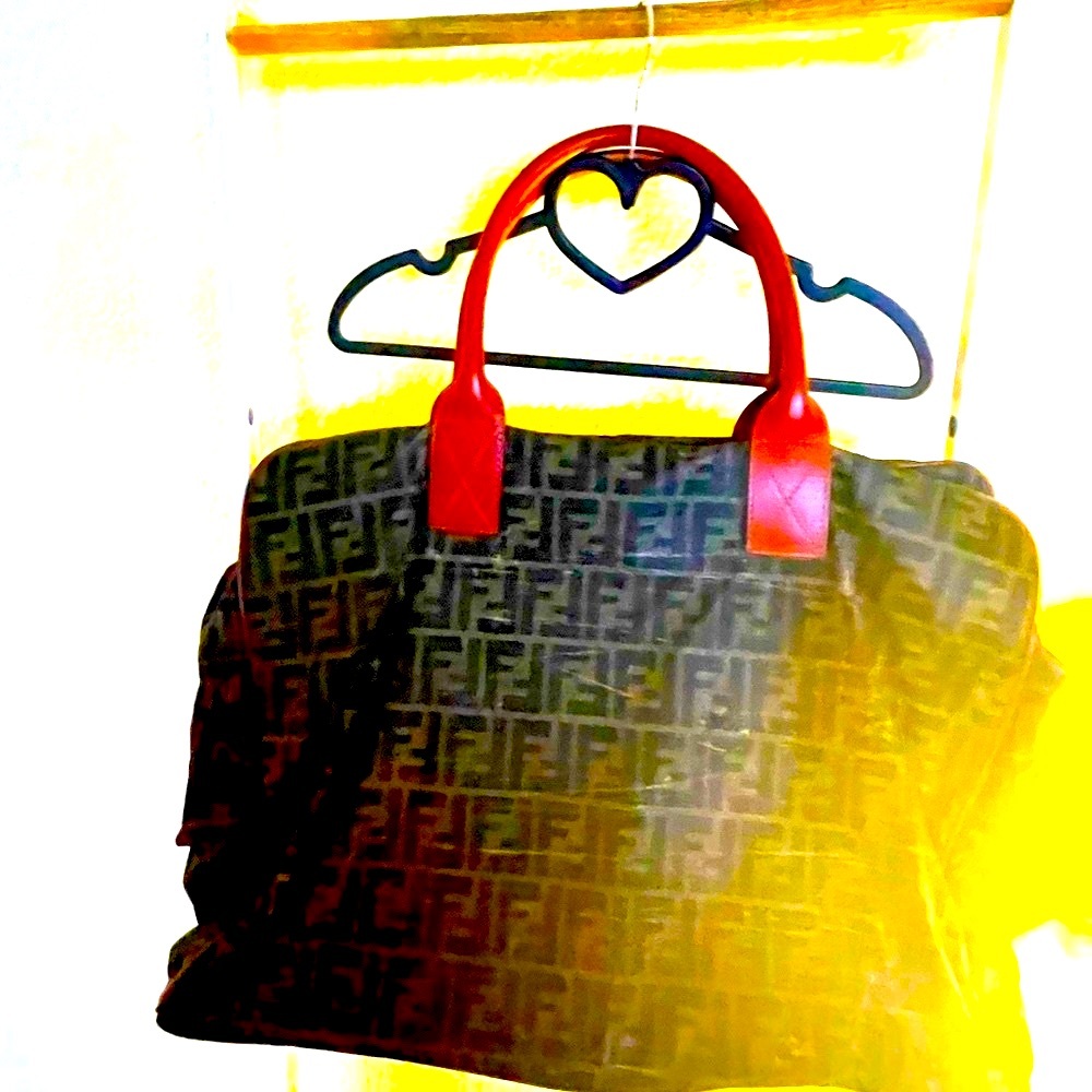 FENDI  AUTHENTIC  duffle bag 17 x 15 x 5.5 Made in ITALY 🇮🇹w/ strap. Zip pull 🎈